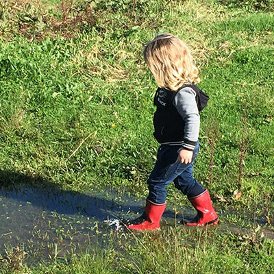 child-playing-in-puddle-at-everest-learning