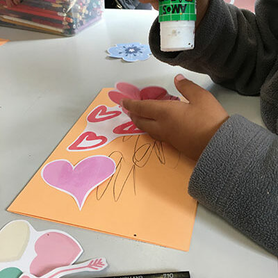 small-child-doing-crafts-at-everest-learning